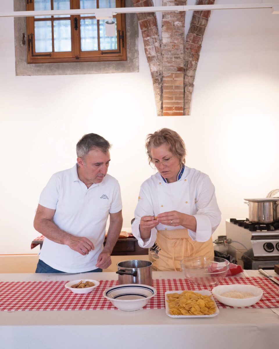 La partecipazione di Susy Fantei è proseguita il giorno successivo con una masterclass dedicata alla cucina tradizionale toscana, durante la quale la chef ha presentato uno dei piatti simbolo della cultura gastronomica locale: i Cappelletti di Camaiore.