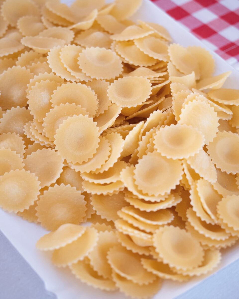 La partecipazione di Susy Fantei è proseguita il giorno successivo con una masterclass dedicata alla cucina tradizionale toscana, durante la quale la chef ha presentato uno dei piatti simbolo della cultura gastronomica locale: i Cappelletti di Camaiore.